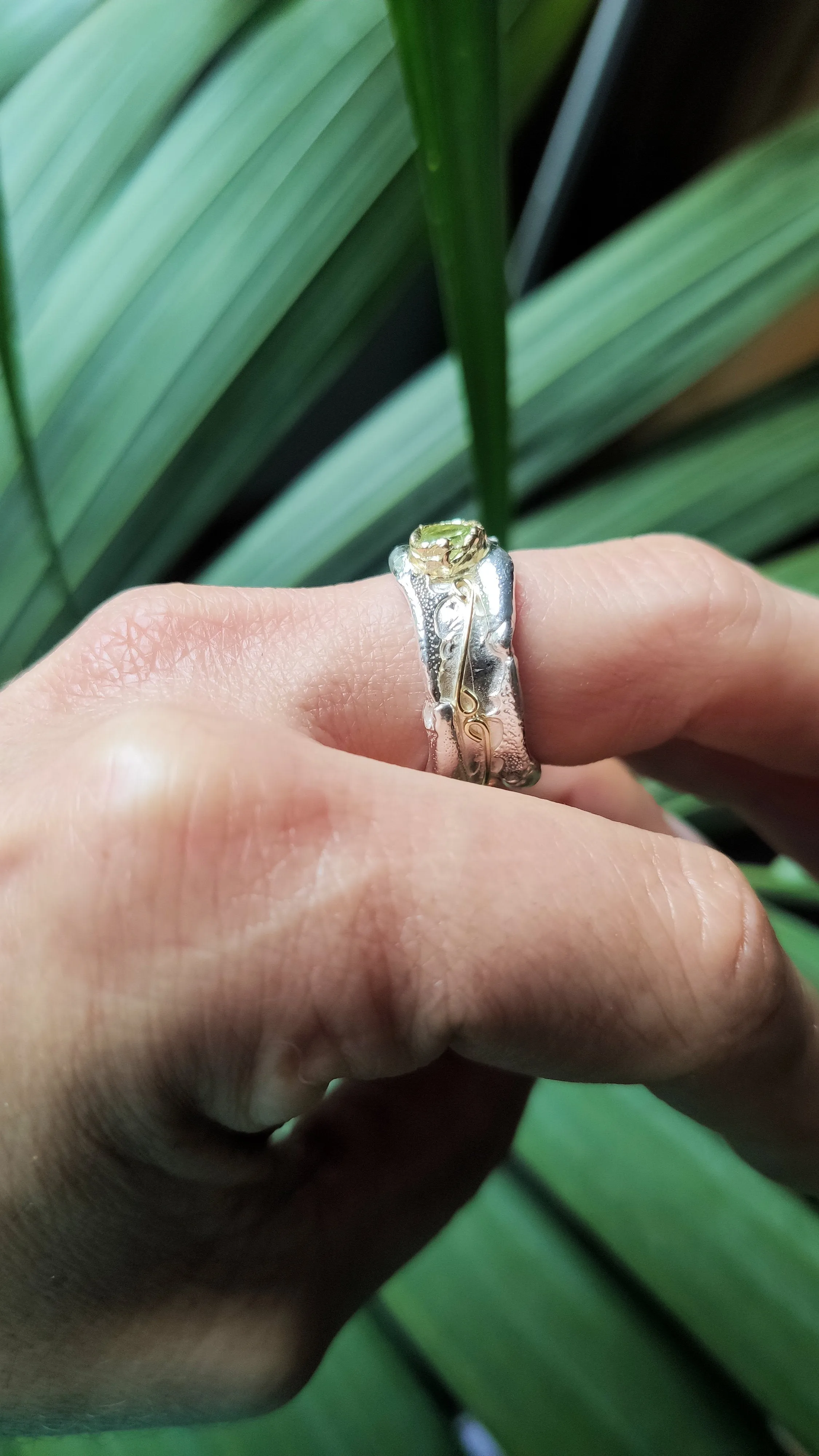 18ct gold and silver patterned ring band, 10 mm wide with 4.5 mm round gemstone