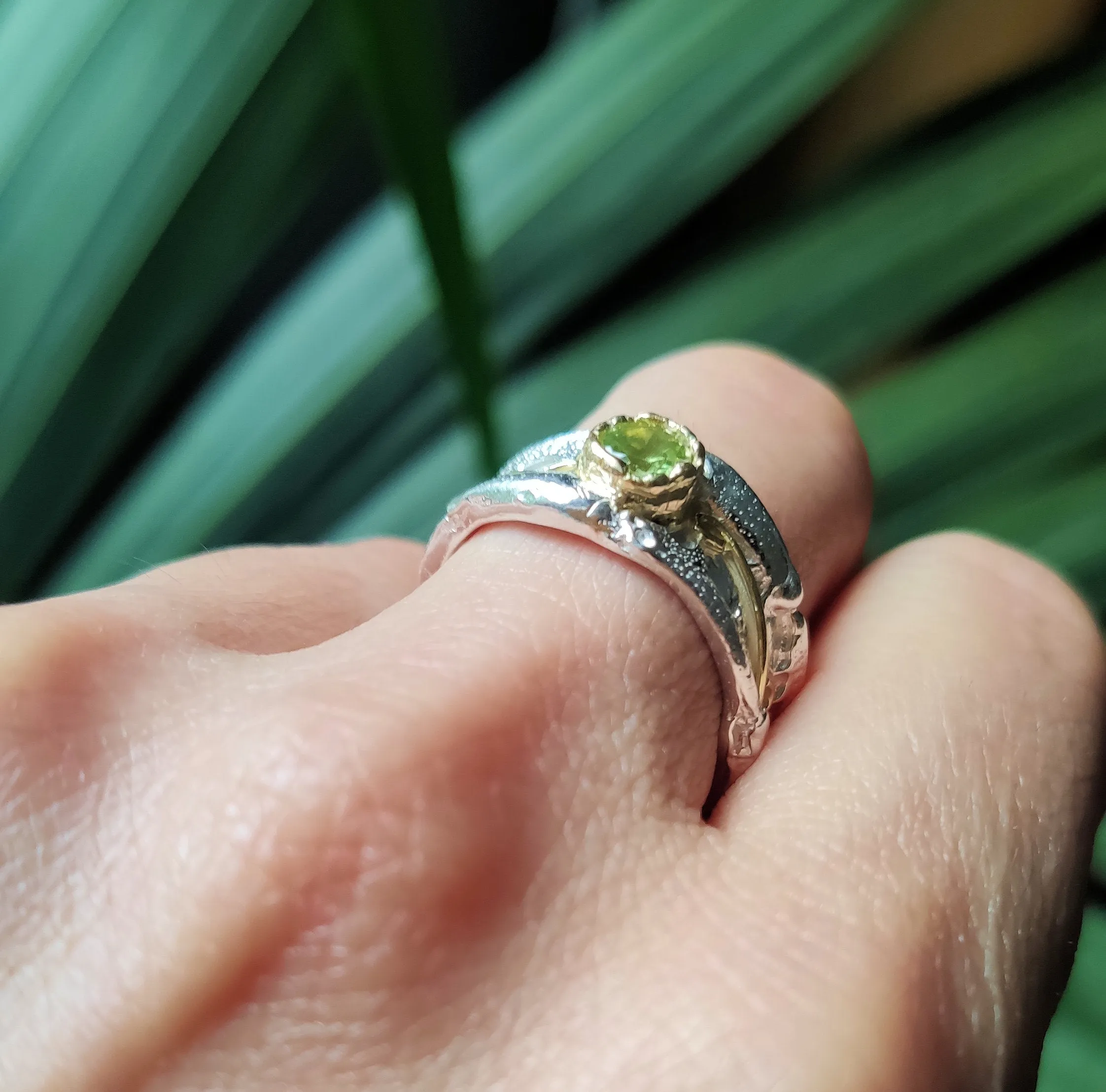 18ct gold and silver patterned ring band, 10 mm wide with 4.5 mm round gemstone