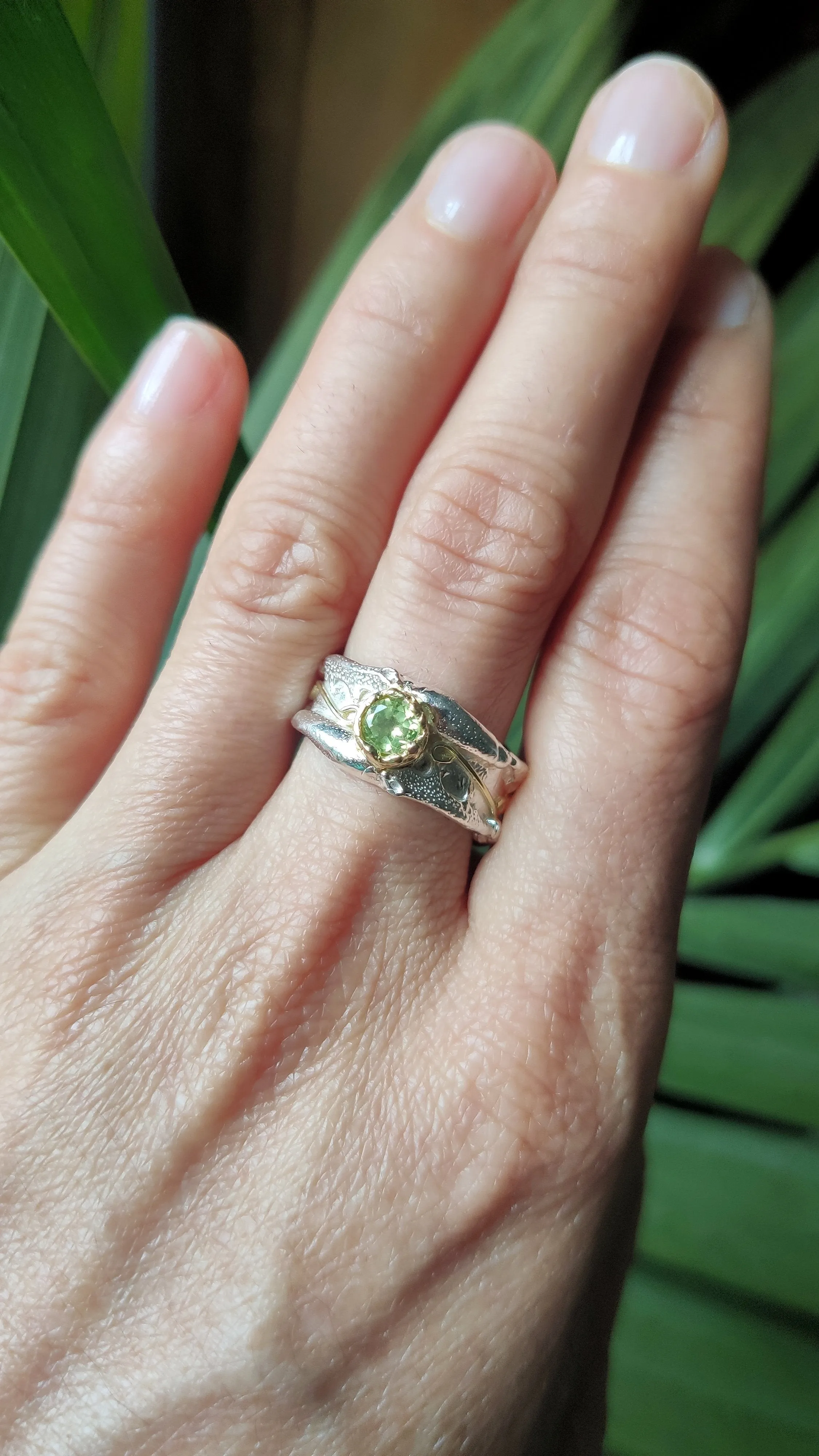 18ct gold and silver patterned ring band, 10 mm wide with 4.5 mm round gemstone