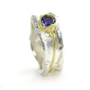 18ct gold and silver patterned ring band, 10 mm wide with 4.5 mm round gemstone