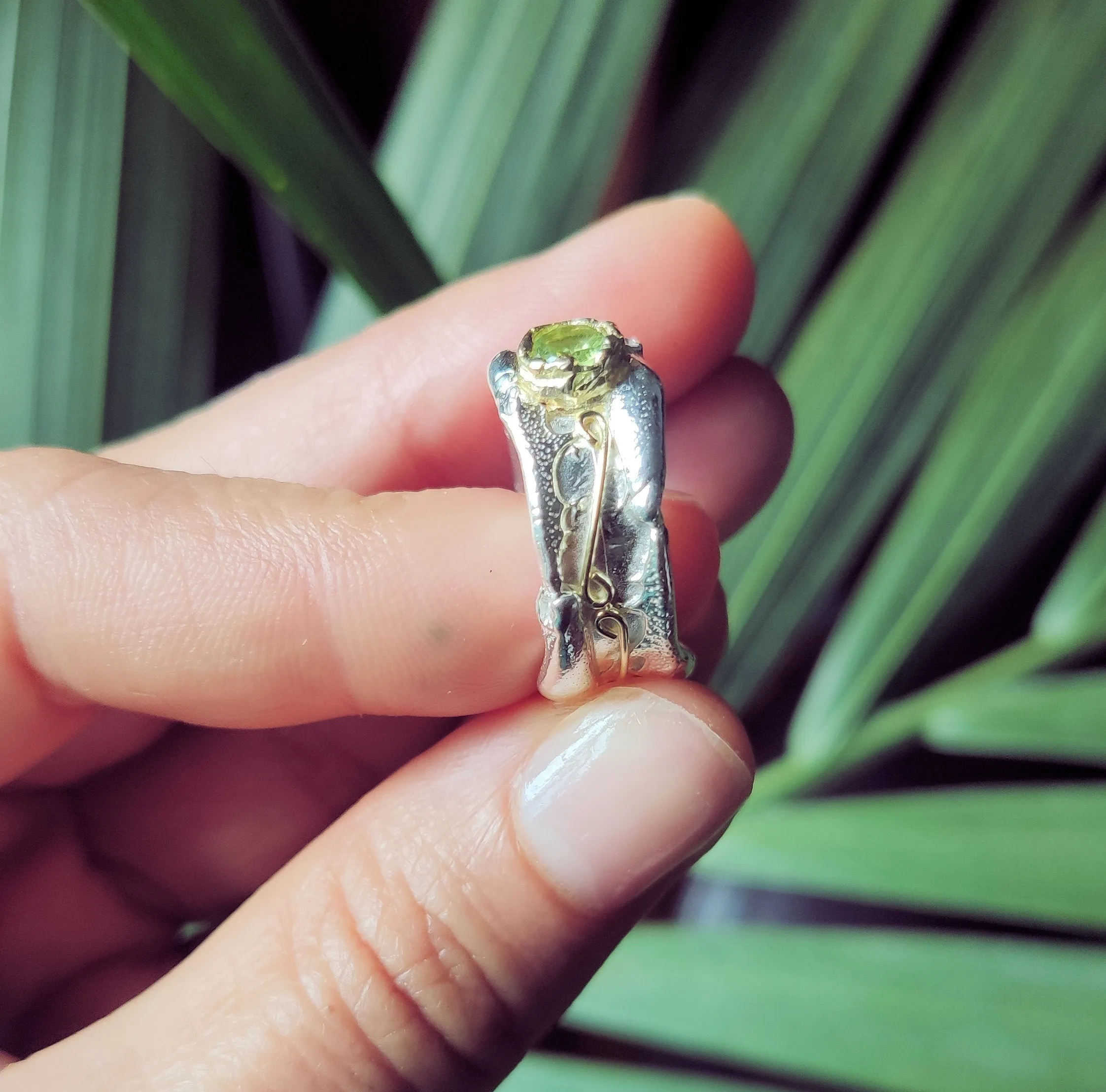 18ct gold and silver patterned ring band, 10 mm wide with 4.5 mm round gemstone