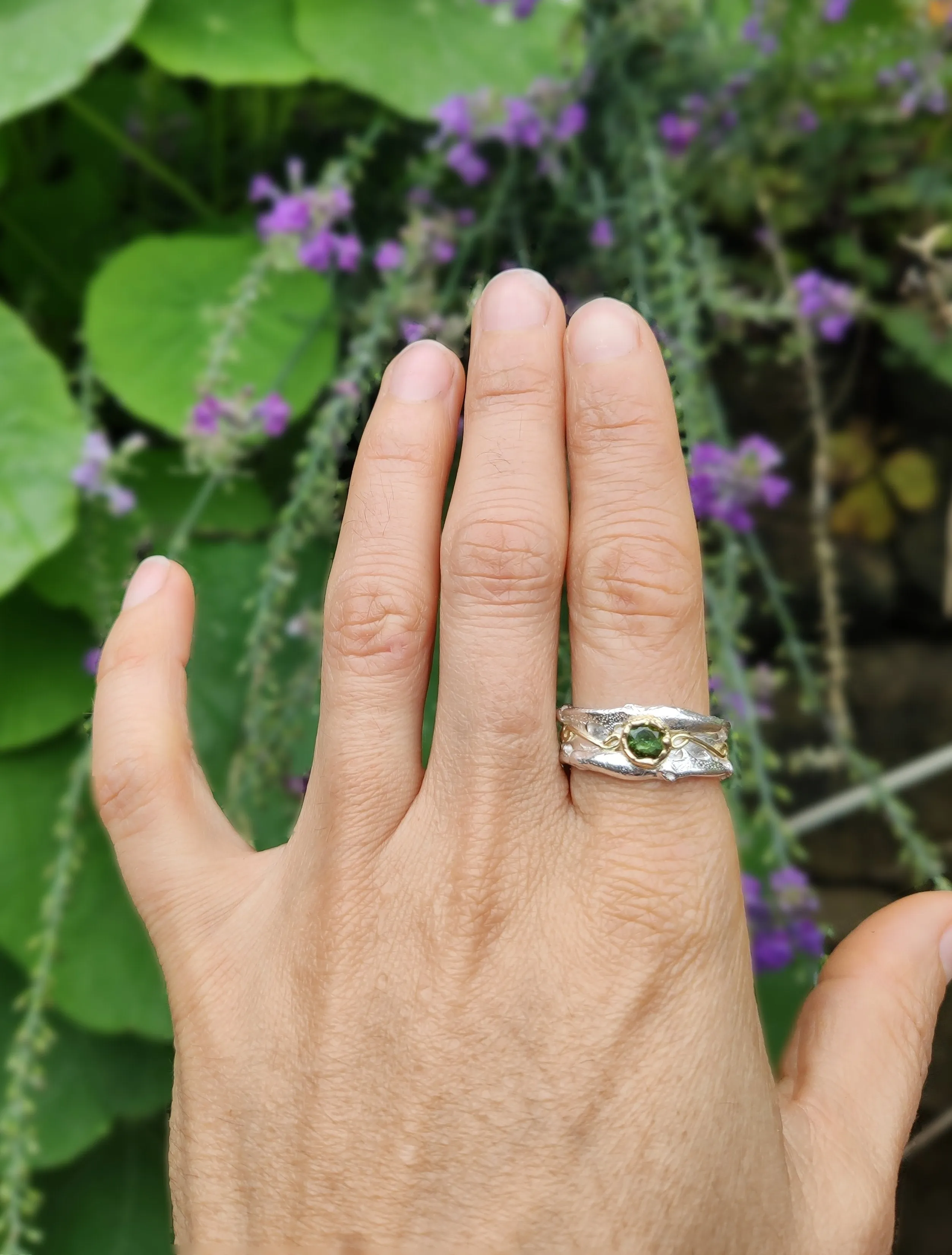 18ct gold and silver patterned ring band, 10 mm wide with 4.5 mm round gemstone