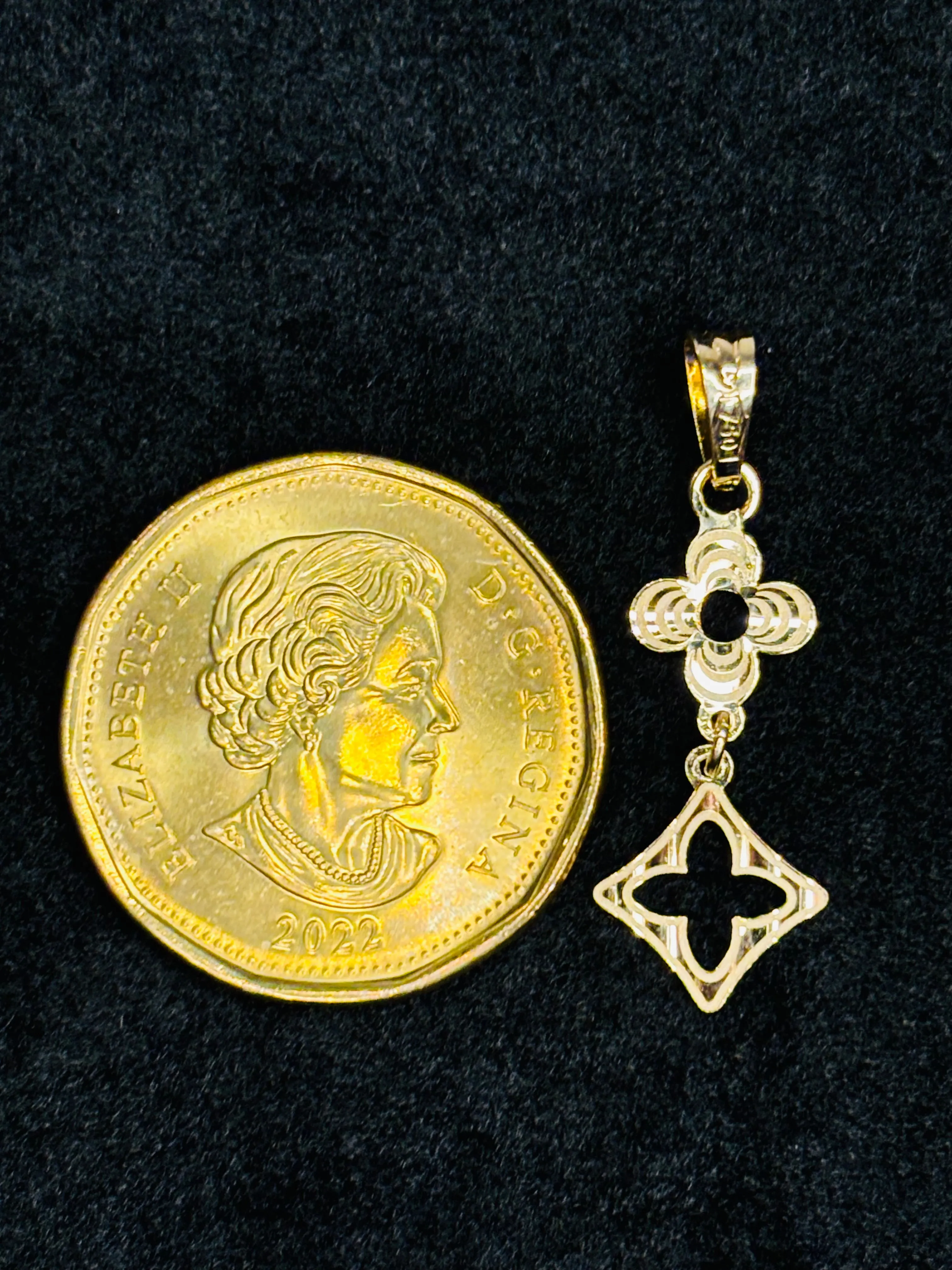18K Gold Flower Pendant