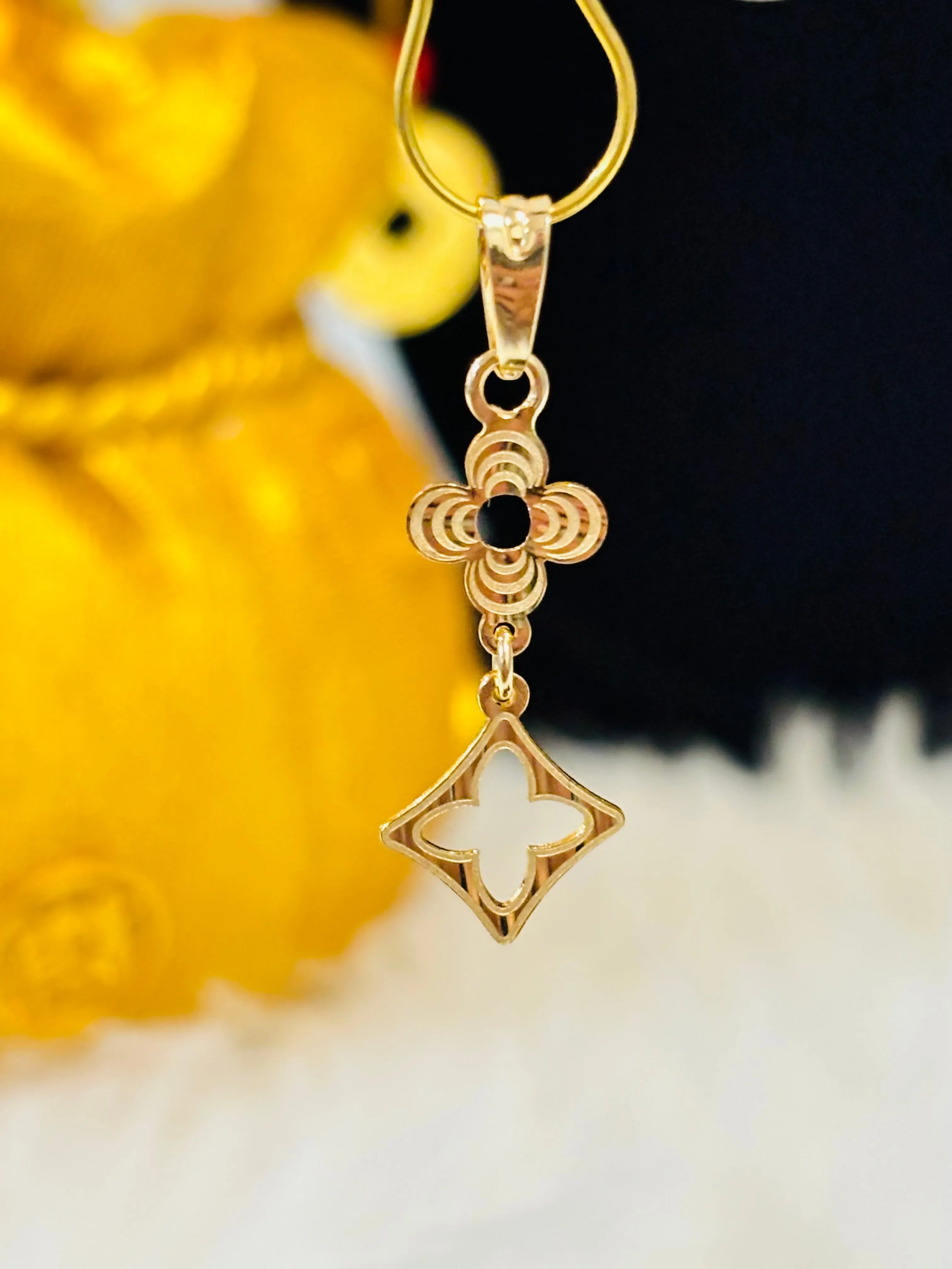 18K Gold Flower Pendant