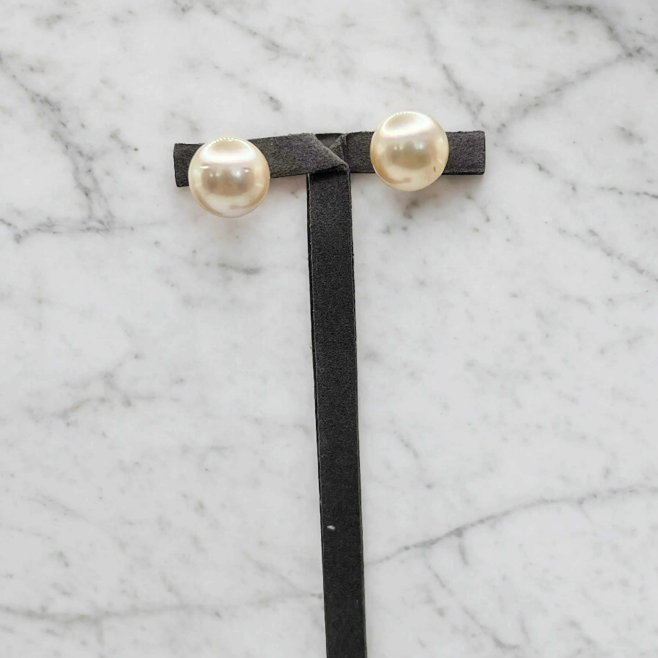 CREAMY WHITE WITH BLACK DIAMOND NECKLACE