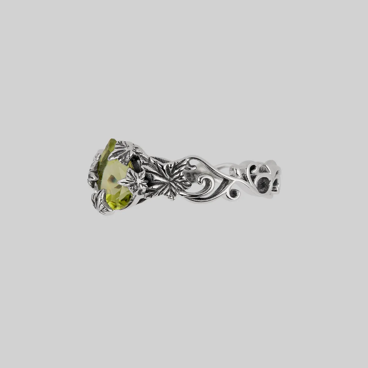 FERONIA. Secret Garden Peridot Ring - Silver