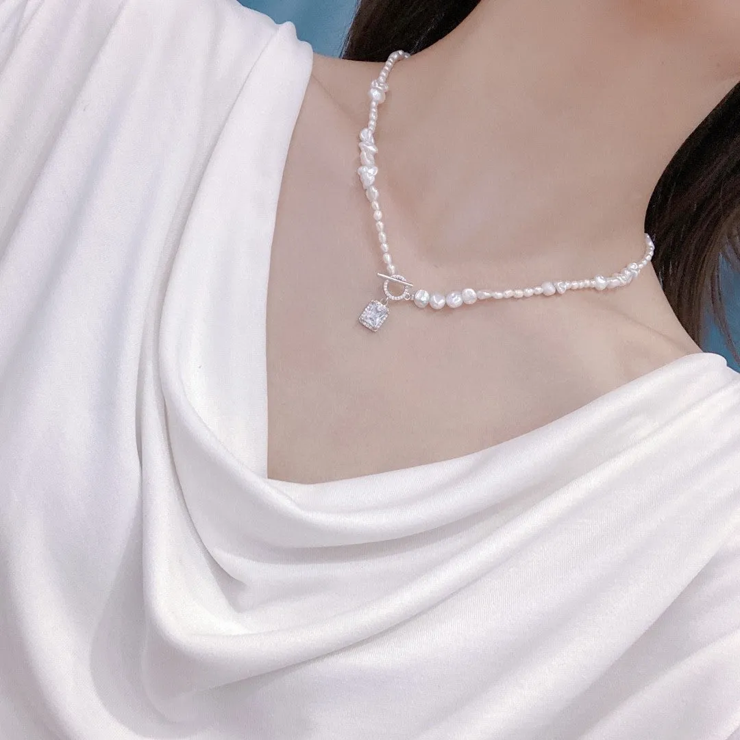 Natural freshwater baroque pearl necklace with pendant